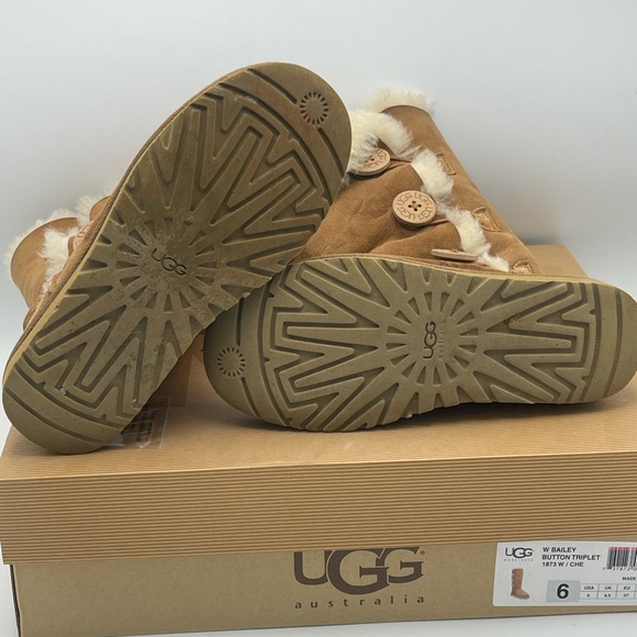 UGG BAILEY BUTTON TRIPLET 1873 boots size 6 original box - Picture 8 of 11